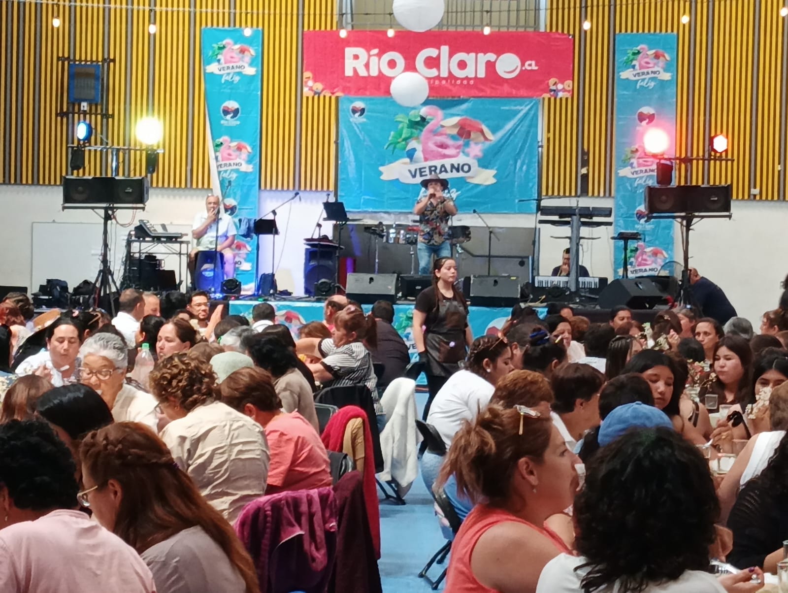 Vecinas de Río Claro disfrutan de un día en Constitución