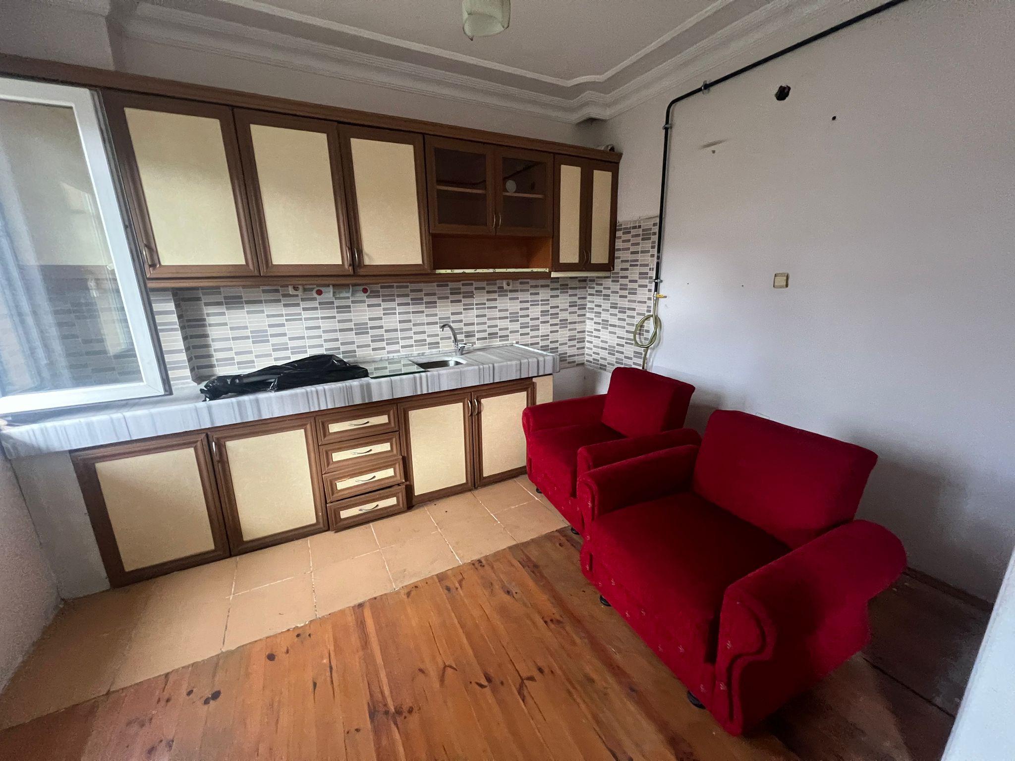 Erenler/Küpçüler'de Doğalgaz Sobalı Kiralık 3+1 Daire