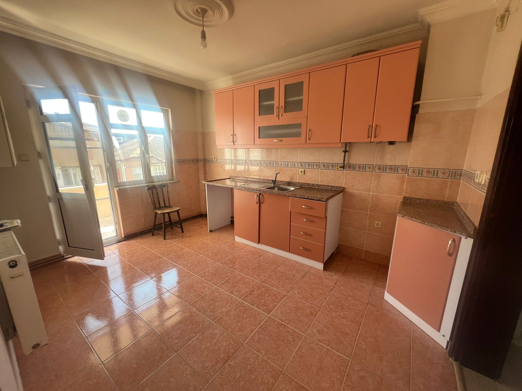 Erenler’de 3+1 Çift Balkonlu Kiralık Daire 