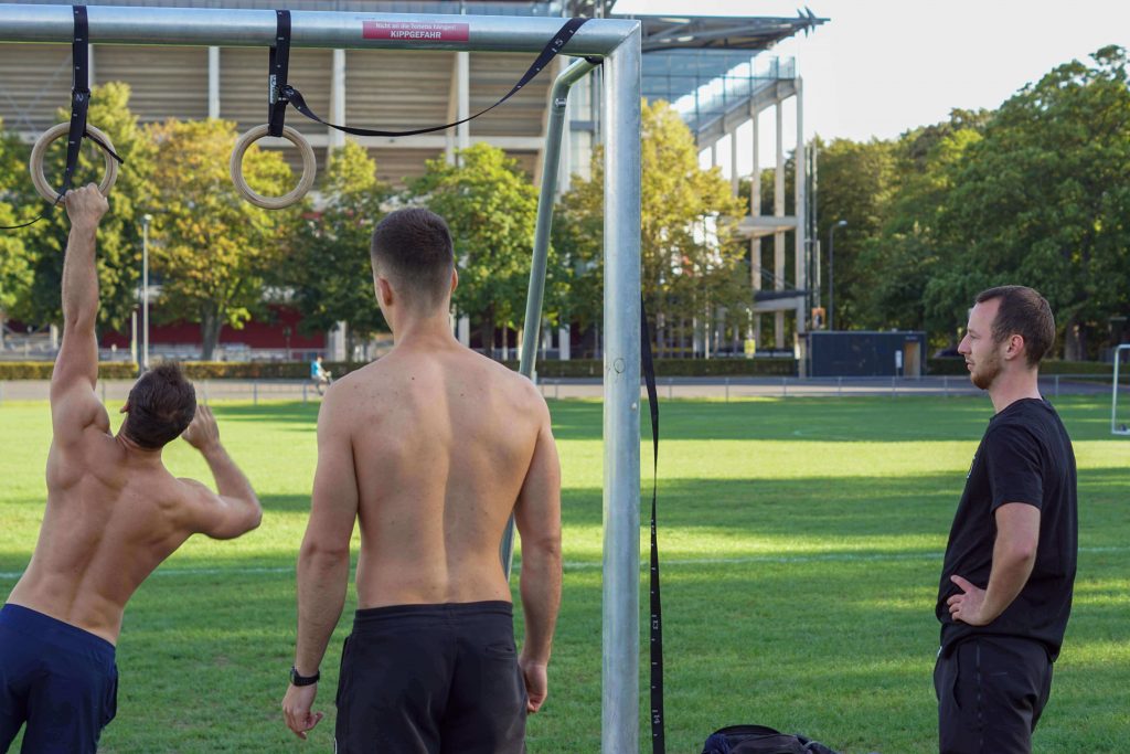 Einarmiger Klimmzug an Turnringen