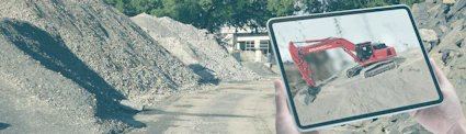 tablet mit bagger auf einer baustelle