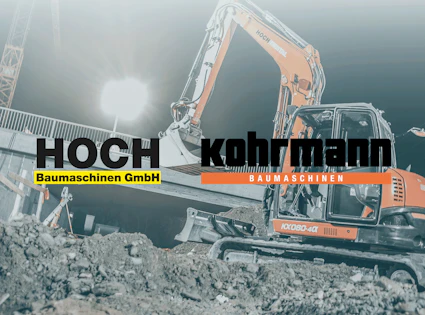 bagger bei nachtarbeiten im hintergrund, davor logos von hoch baumaschinen und kohrmann baumaschinen 