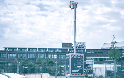 mobiler videoüberwachungsturm von secontec auf einer baustelle