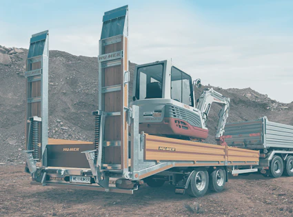 humer anhaenger mit minibagger auf baustelle