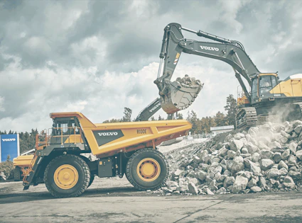 lader und bagger von volvo auf einer baustelle