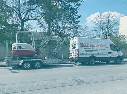 Bagger auf Anhaenger mit BMK Auto