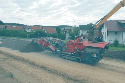 Raupenmobiler Prallbrecher GIPO P090 GIGA auf einer Baustelle in Aktion