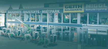 Geith & Niggl Mietstation mit Takeuchi Minibagger und Avant Radlader vor dem Gebäude