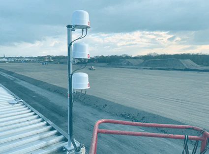 ConnectingCase Serviceauto vor Bürocontainer auf einer Baustelle mit Baustellengerüst