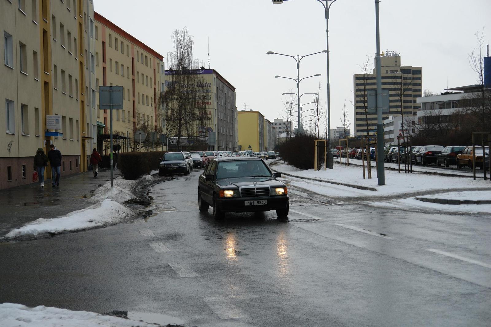 Sony R1 na cestě od EVF k pravé (DSLR) zrcadlovce