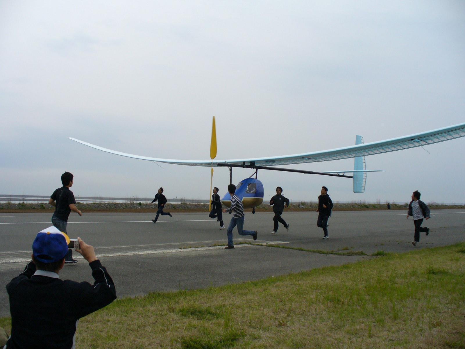Letadlo na 100 AA baterií Panasonic Oxyride i s pilotem ve vzduchu