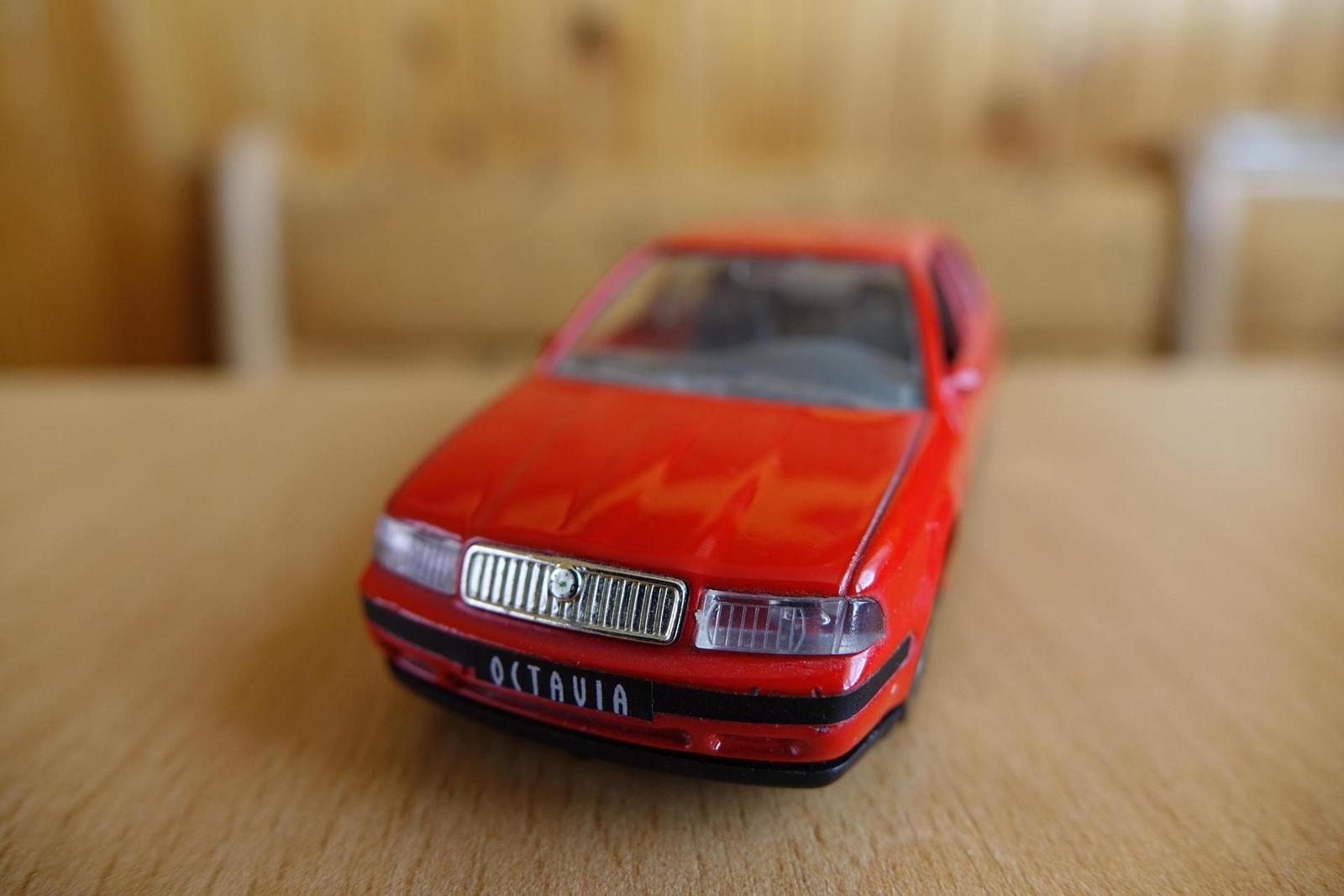 1" vs. APS-C: Sony RX10 vs. Nikon D3300+18-140mm