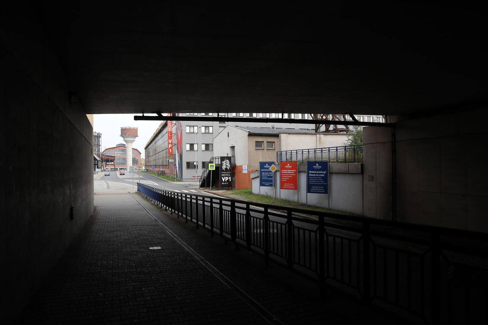 Canon EOS M100: stylové mini-CSC