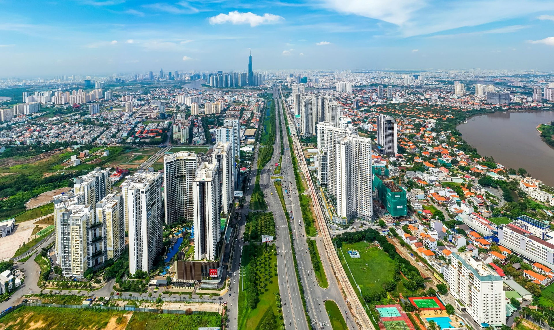 Đô thị hóa ngày càng phát triển, mang đến nhiều cơ hội việc làm và những trải nghiệm đa dạng cho người dân. Họ có thể khám phá các công trình kiến trúc hiện đại và tận hưởng cuộc sống đô thị sầm uất. Hãy xem ảnh liên quan để tìm hiểu thêm về sự phát triển đô thị của Việt Nam.