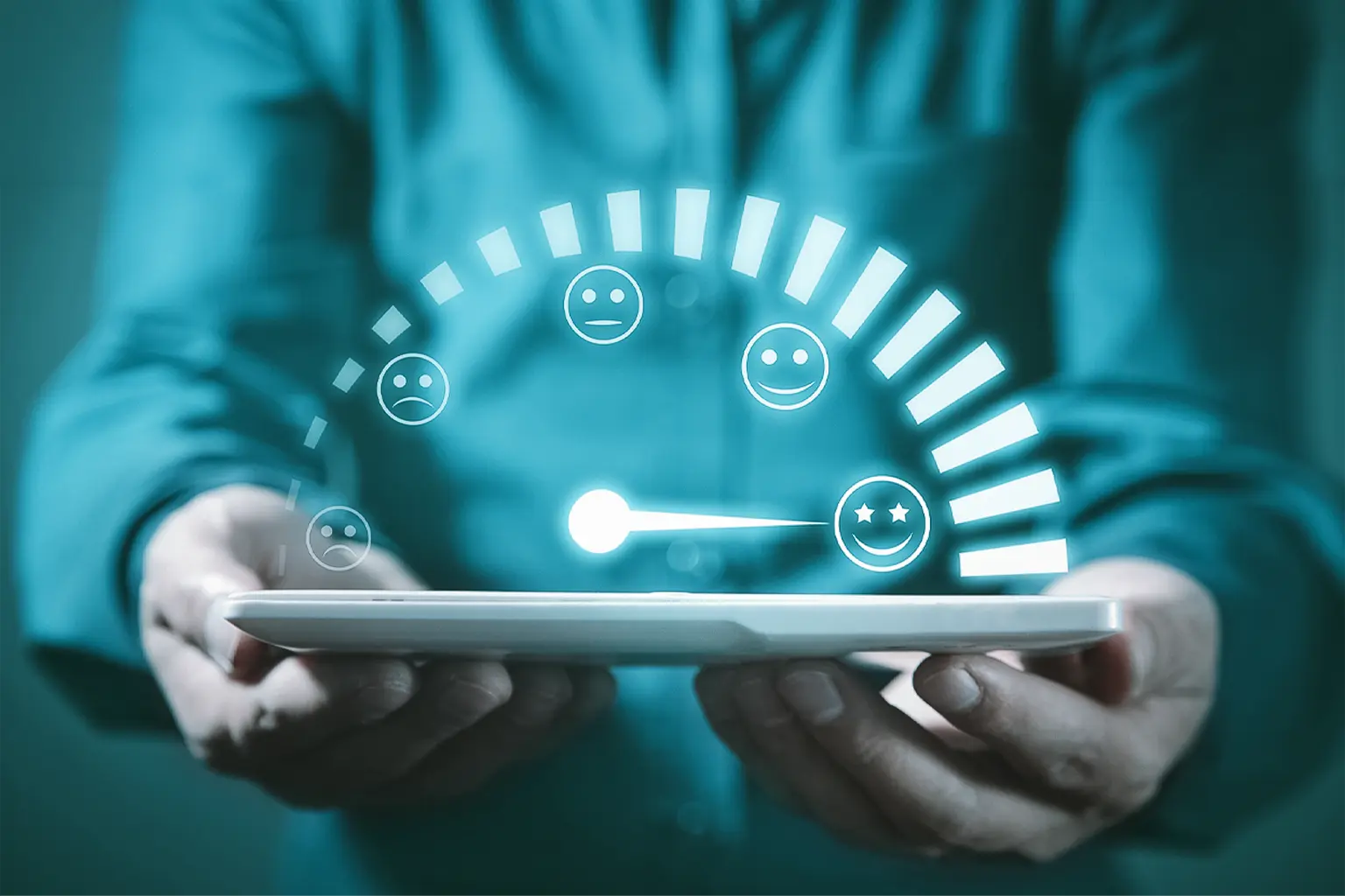 Pessoa utilizando tablet com indicador de satisfação do cliente e diferentes níveis de avaliação.