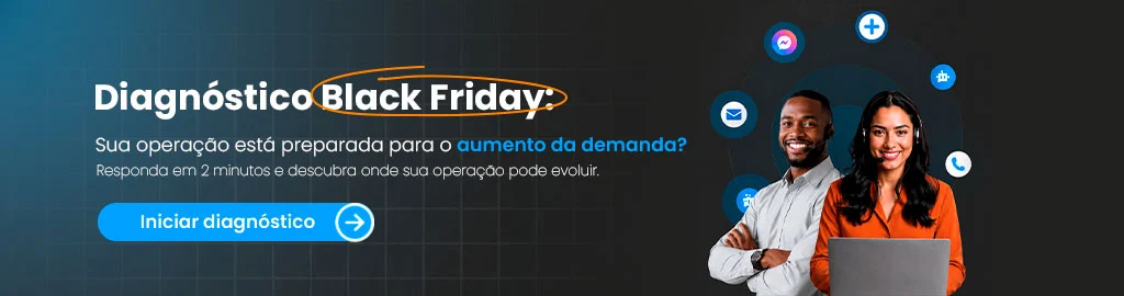 Banner com fundo escuro e detalhes em azul. Do lado esquerdo, o texto em destaque "Diagnóstico Black Friday: Sua operação está preparada para o aumento da demanda?", seguido pela frase "Responda em 2 minutos e descubra onde sua operação pode evoluir" e um botão azul escrito "Iniciar diagnóstico". Do lado direito, um homem negro sorrindo de braços cruzados e uma mulher com headset usando um notebook, cercados por ícones flutuantes de canais de atendimento.