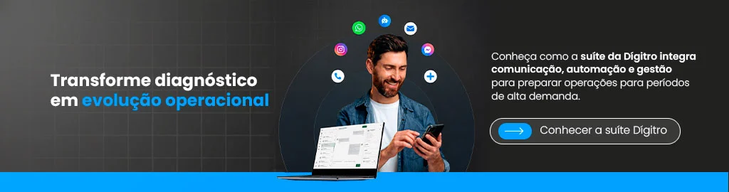 "Transforme diagnóstico em evolução operacional". No centro, um homem sorridente mexe em um smartphone, posicionado atrás de um notebook aberto. Acima dele, ícones de redes sociais e canais de comunicação (WhatsApp, Instagram, e-mail, telefone) flutuam em arco. À direita, um texto explicativo sobre a suíte da Dígitro e um botão com a chamada "Conhecer a suíte Dígitro"