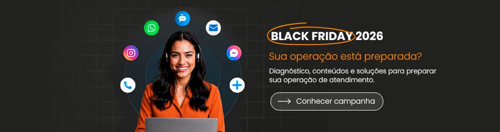 Mulher sorridente com headset e notebook à frente, cercada por ícones de canais de atendimento como WhatsApp, Instagram e e-mail. Ao lado direito, o texto "Black Friday 2026: Sua operação está preparada?" em fundo escuro com detalhes em laranja e botão "Conhecer campanha".