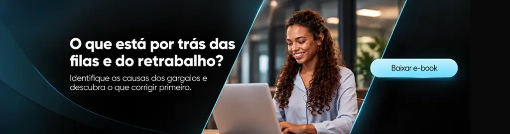 Banner do e-book sobre diagnóstico de gargalos operacionais, com profissional utilizando notebook e convite para identificar causas de filas e retrabalho no atendimento.