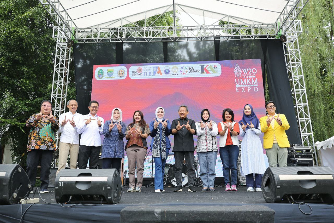 gabungan-ika-gelar-w20-umkm-expo