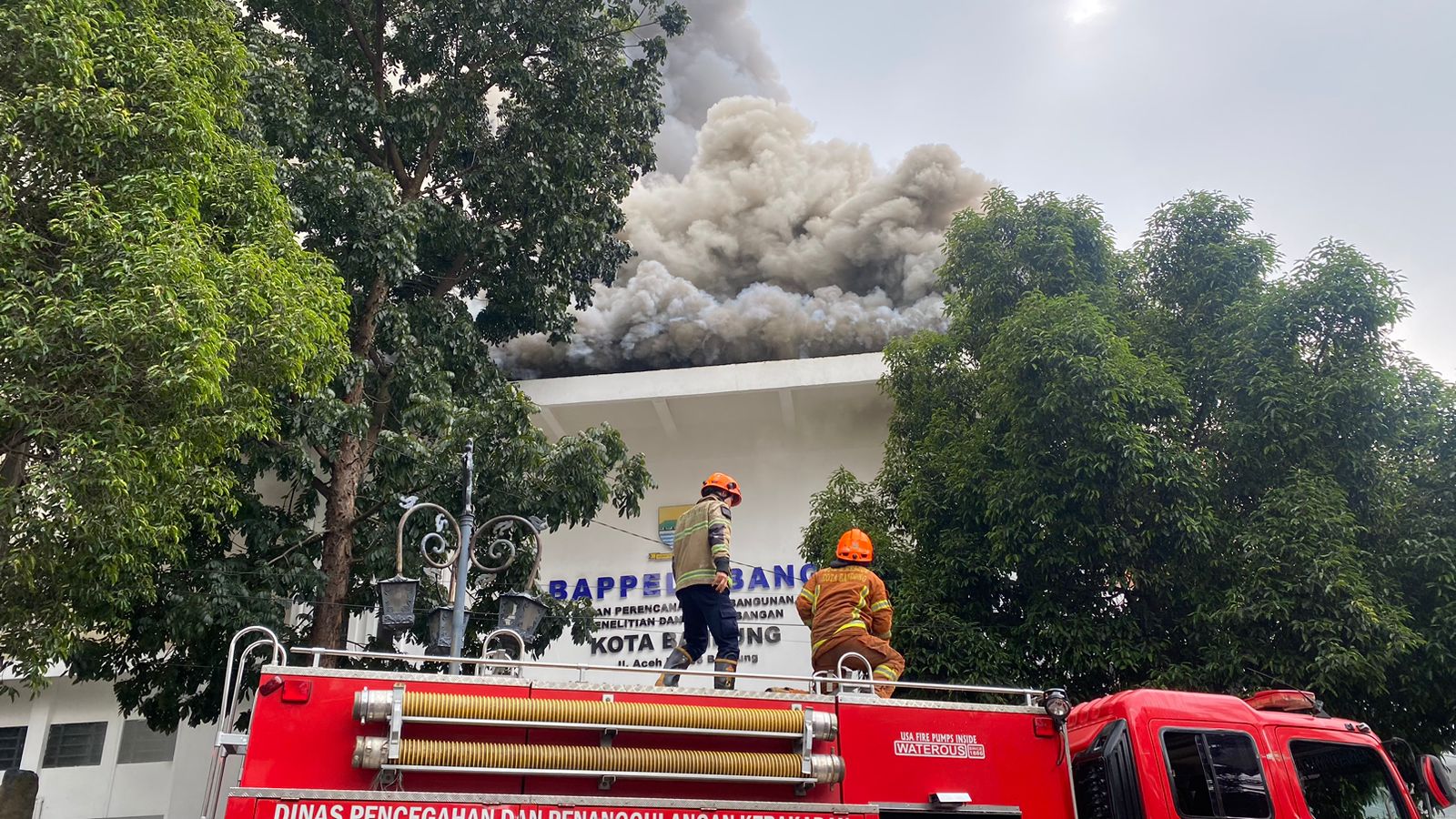 petugas-diskar-mulai-atasi-kebakaran-di-balai-kota-bandung