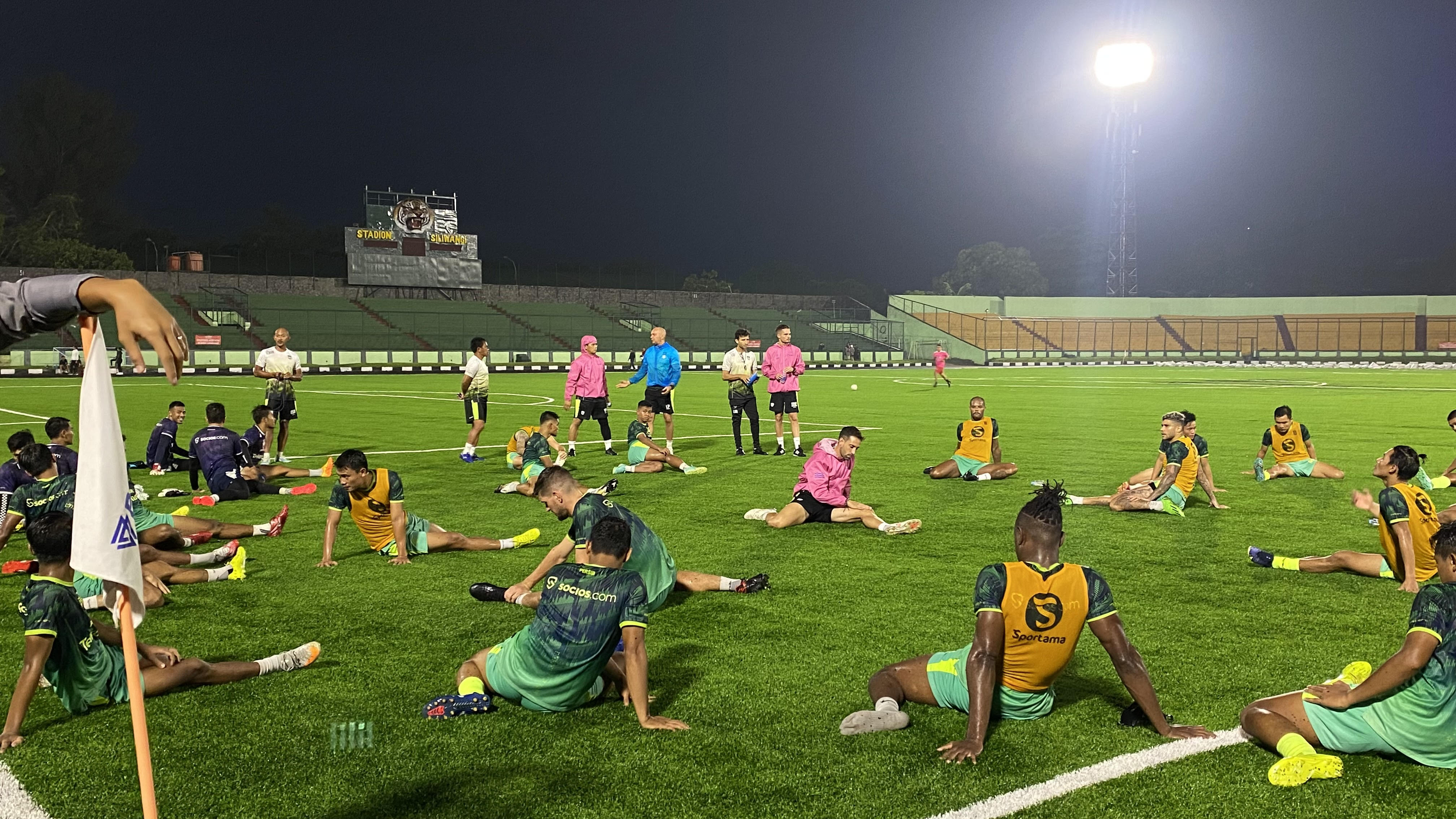 persib-gelar-latihan-di-stadion-siliwangi-usai-direnovasi