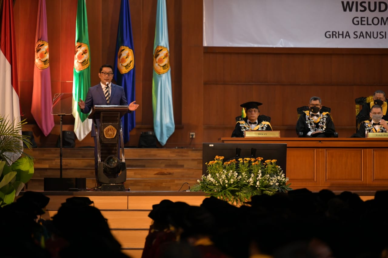 antar-bu-cinta-emil-beri-sambutan-di-wisuda-unpad