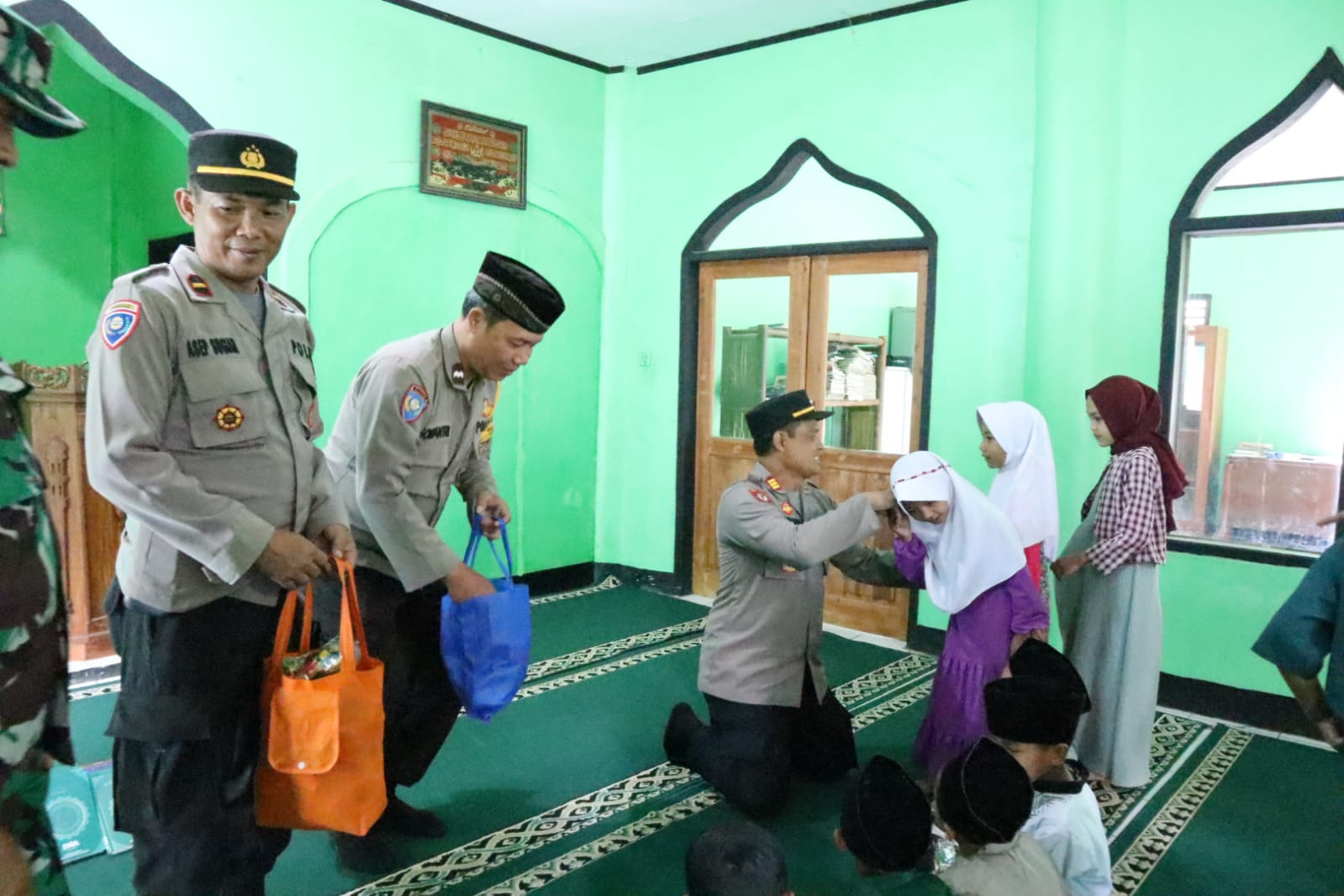 polsek-ciparay-bagikan-seratus-al-quran