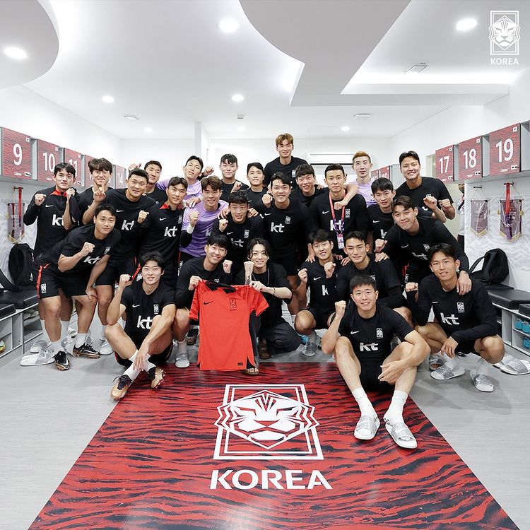 jongkook-sempatkan-diri-kunjungi-timnas-korsel