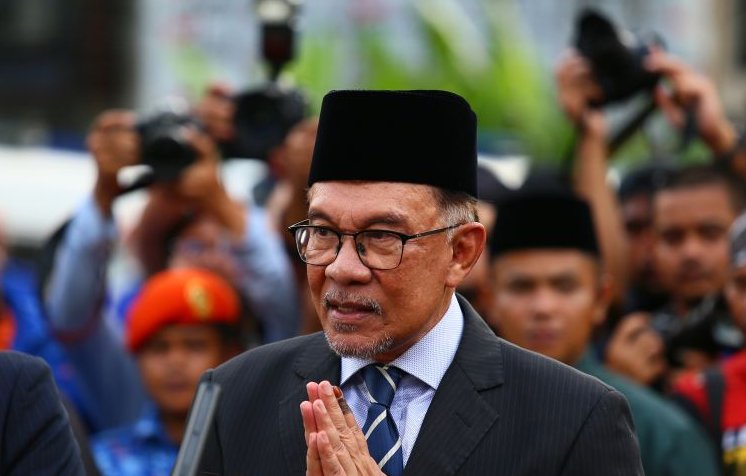 anwar-ibrahim-resmi-ditunjuk-jadi-perdana-menteri-malaysia