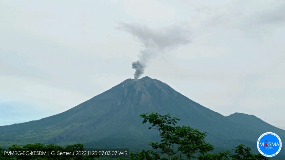 gunung-semeru-meletus-lontarkan-abu-pagi-hari-ini