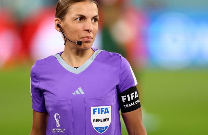 mengenal-lebih-dekat-wasit-perempuan-pertama-piala-dunia