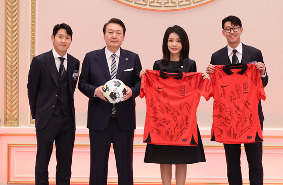 presiden-korea-selatan-sambut-timnas-korsel-di-blue-house