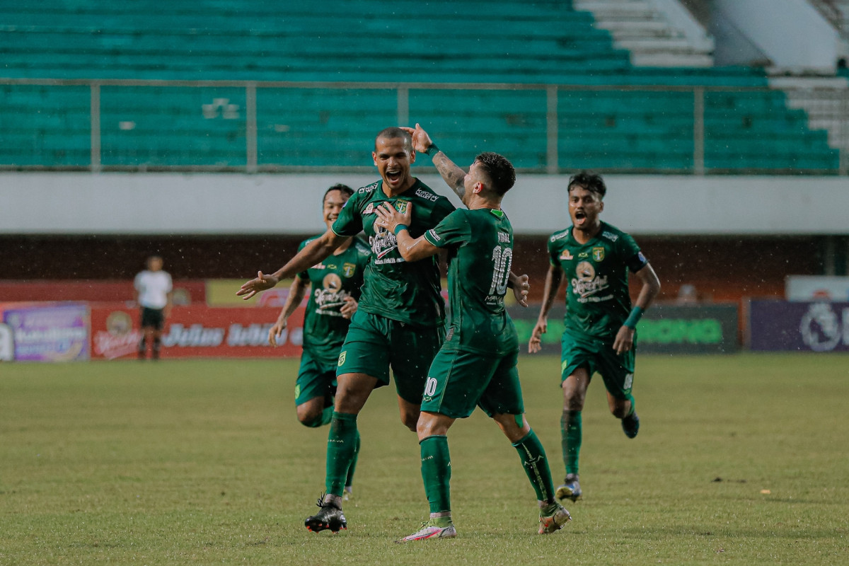 bek-persebaya-tak-segan-hadapi-lini-depan-persib