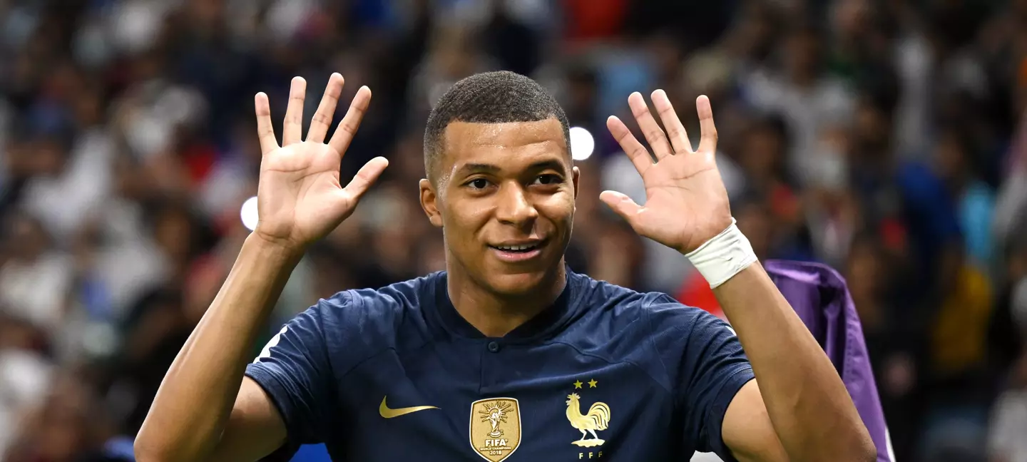 mbappe-meminta-maaf-usai-tendangannya-nyasar-ke-penggemar