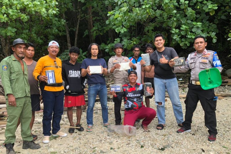 polisi-amankan-bungkus-kokain-berbendera-israel