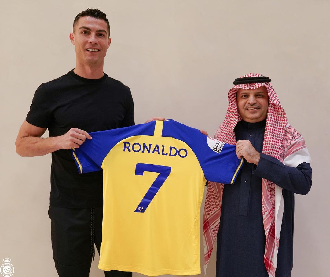 resmi-cristiano-ronaldo-kini-berseragam-al-nassr