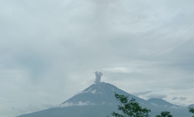 gunung-semeru-kembali-erupsi-statusnya-kini-siaga