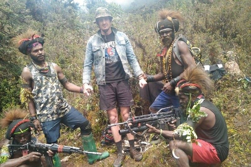 kapolda-papua-konfirmasi-benar-soal-foto-pilot-susi-air-dengan-kkb