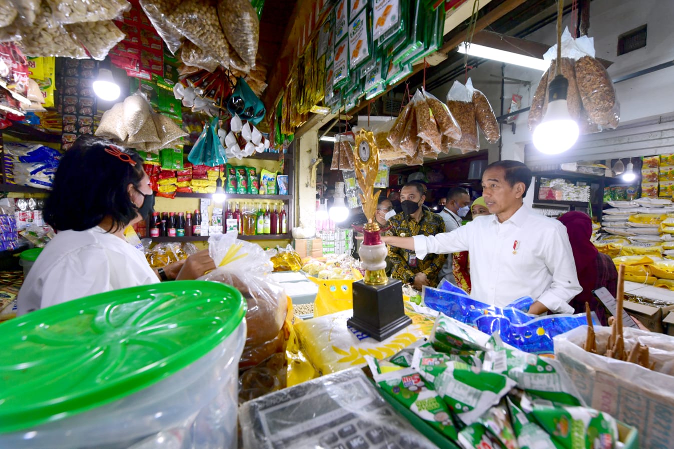 pastikan-operasi-bulog-jokowi-lakukan-pengecekan-harga-di-pasar-wonokromo