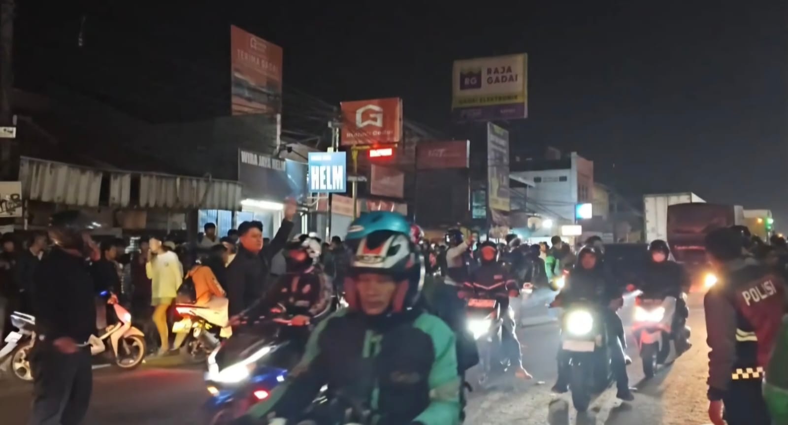 Diduga Tarik Motor Ojol yang Diklaim Sudah Lunas, Kantor Debt Collector di Kopo Sayati Digerebek Ratusan Massa