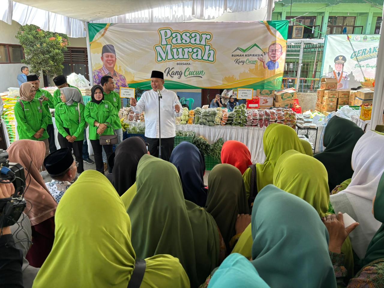Ratusan Warga Ciparay Serbu Pasar Murah Kang Cucun, 1.000 Paket Sembako Disiapkan