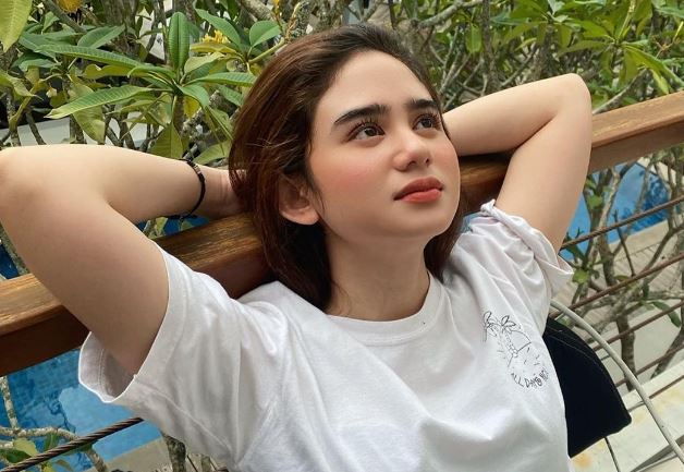 tissa-biani-peringati-hari-ayah-nasional-dengan-berkunjung-ke-makam-sang-ayah