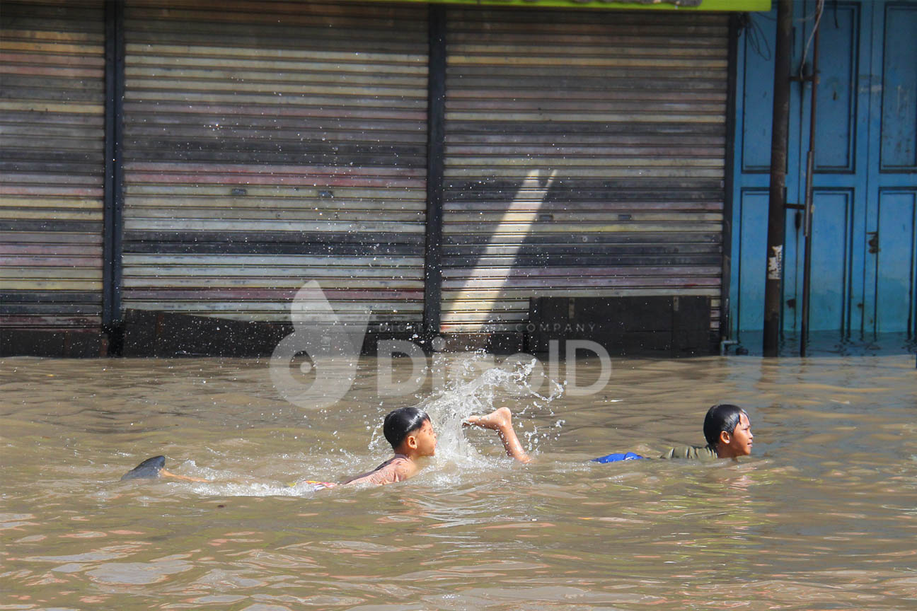 bocah-bocah-dayeuhkolot-ubah-banjir-jadi-waterpark-dorong-motor-mogok-demi-recehan-di-tengah-lumpur-citarum