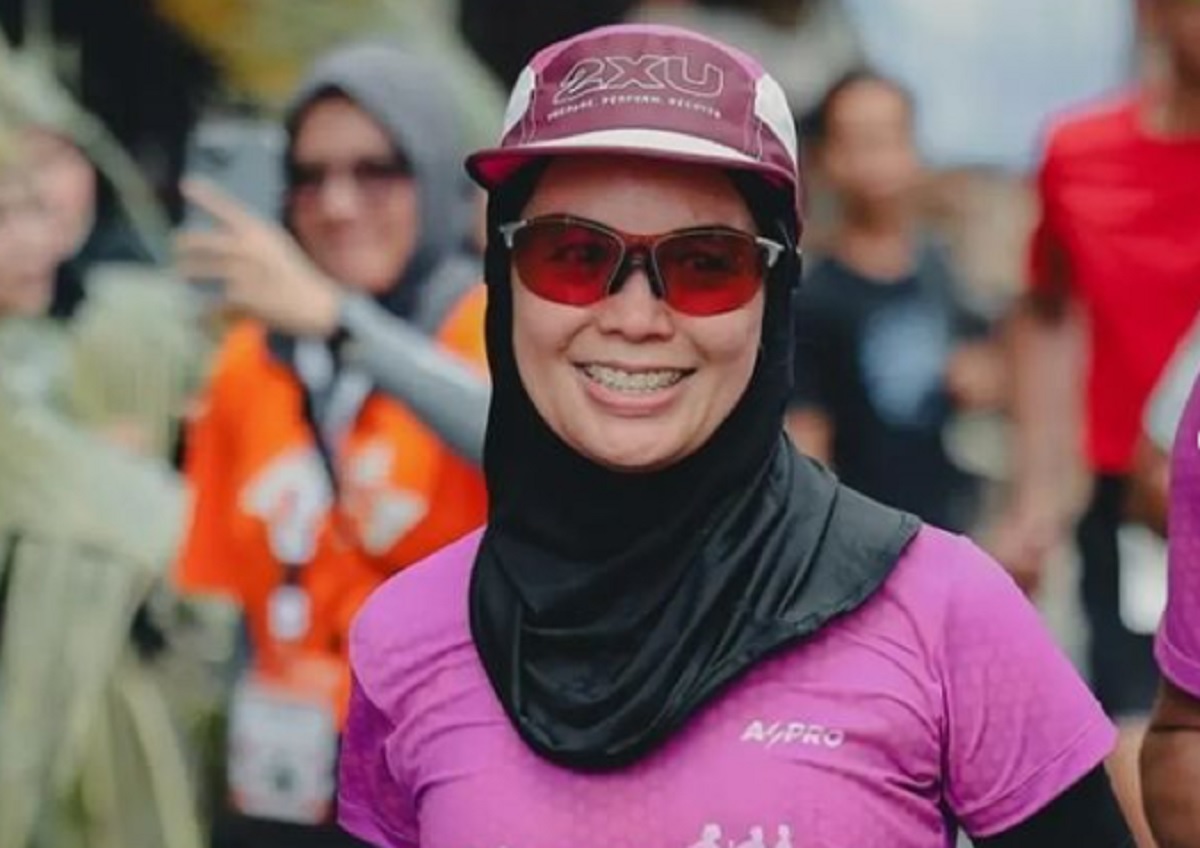 siti-atikoh-sukses-selesaikan-full-marathon-di-borobudur-marathon-2023