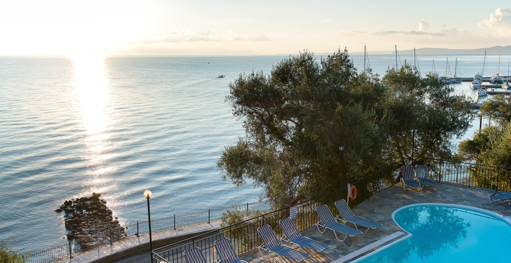 Dimitra Studios, Θέα της θάλασσας και της πισίνας απο το μπαλκόνι