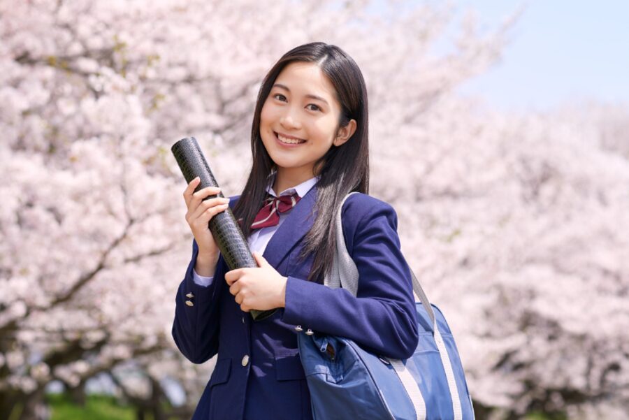 桜の下の高校生