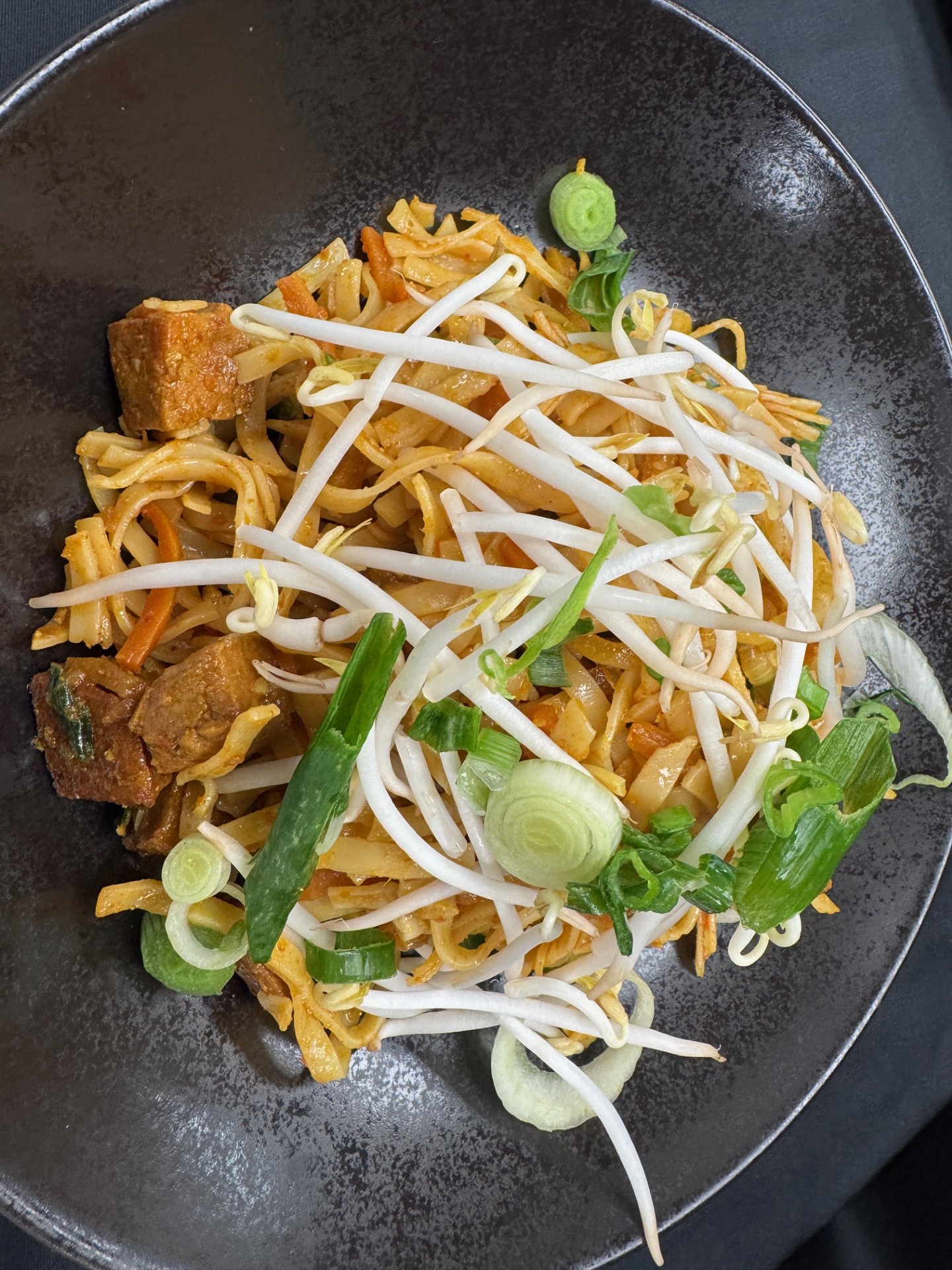 "Pad Thai Tofu", Reisnudeln, Karotten, Bundzwiebel, Soja Sprossen, Koriander