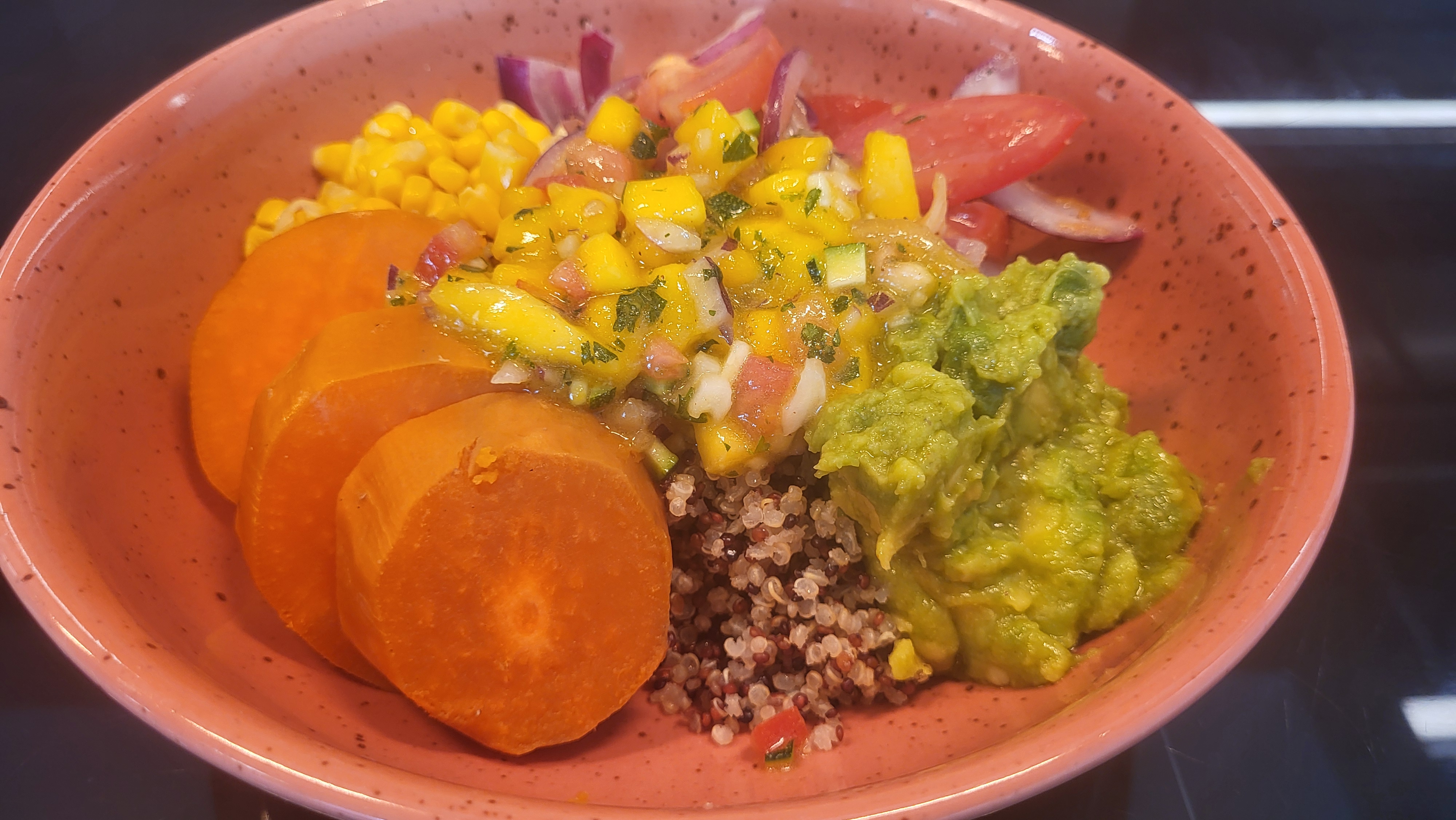Quinoa nach peruanischer Art, Avocado, Mango, Tomate, Zwiebeln, Mais und Süßkartoffeln, Salat- oder Suppenbar