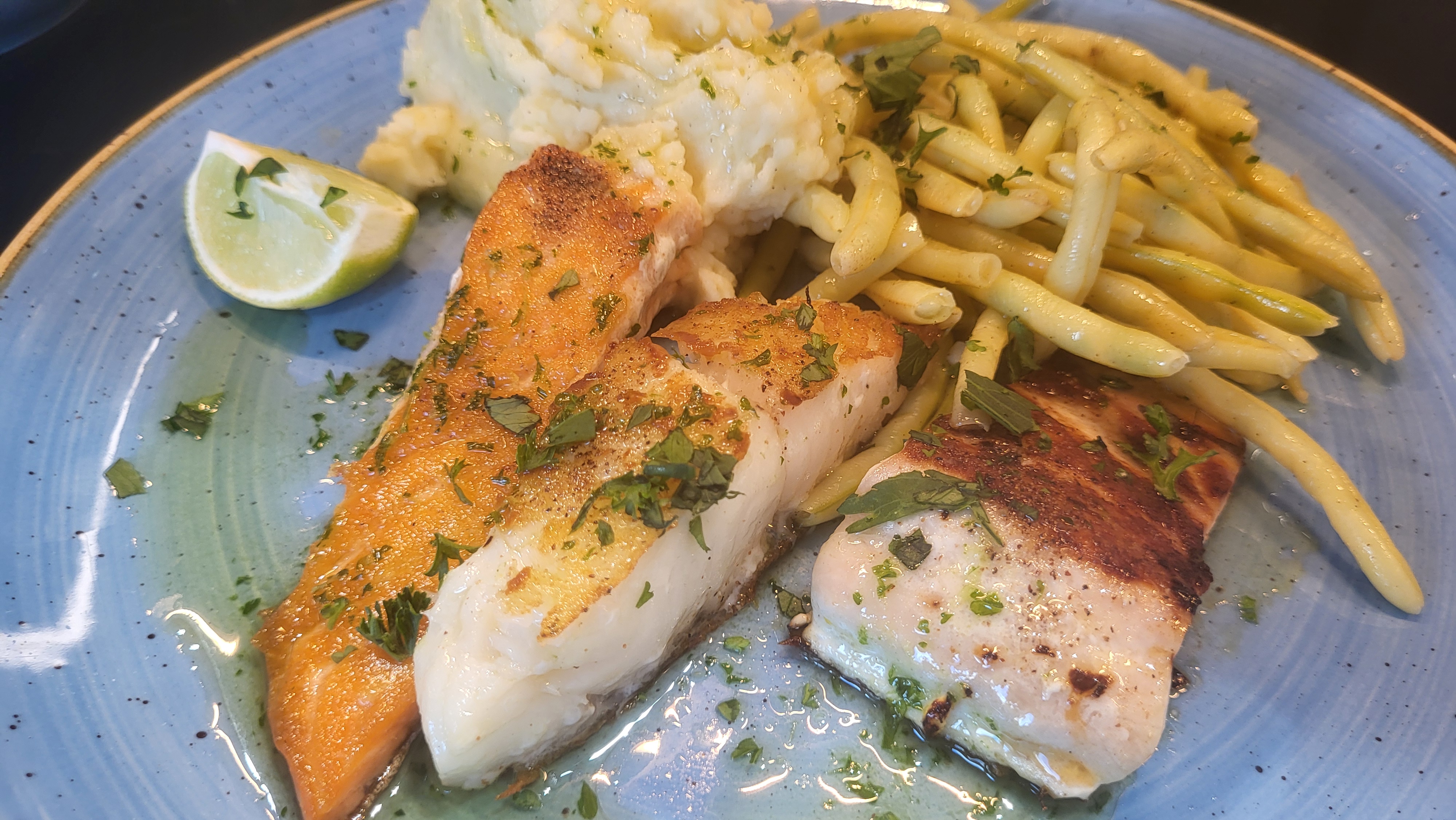 Surprise aus dem Meer, mit dem Fisch des Tages, Belag nach Wahl und hausgemachte Sauce, Salat- oder Suppenbar